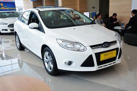 2012款福特福克斯三厢1.6L自动风尚型