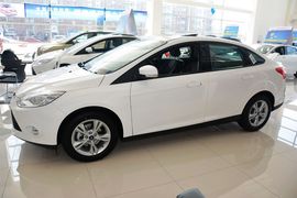 2012款福特福克斯三厢1.6L自动风尚型