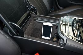 中央扶手箱空间