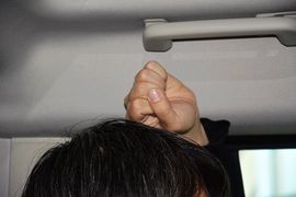 后排头部空间