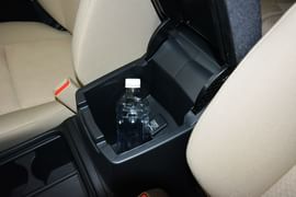 中央扶手箱空间