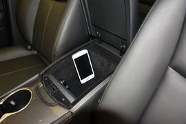 中央扶手箱空间