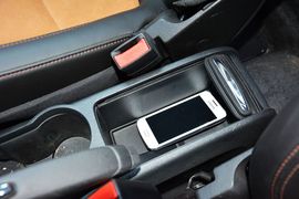 中央扶手箱空间