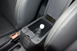 中央扶手箱空间