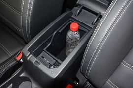 中央扶手箱空间