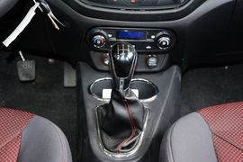 2015款吉利英伦C5两厢 1.5L手动尊贵型