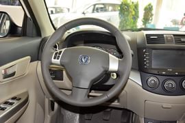 2012款长安悦翔V5 1.5L手动运动型 京V