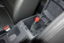 中央扶手箱空间