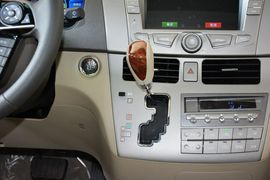 2015款比亚迪M6 2.4L自动豪华型