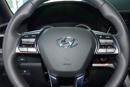 2015款现代索纳塔九 1.6T DLX尊贵型