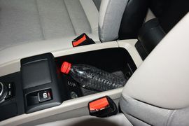 中央扶手箱空间