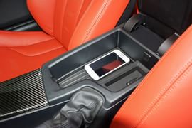 中央扶手箱空间