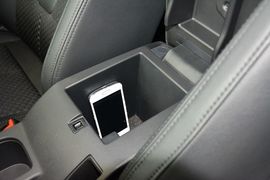 中央扶手箱空间