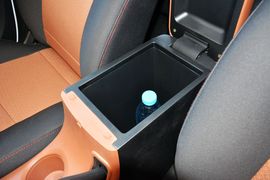 中央扶手箱空间