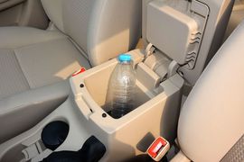 中央扶手箱空间