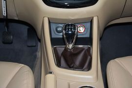 2014款宝骏730 1.5L手动豪华导航ESP版 7座