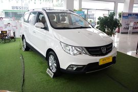 2014款宝骏730 1.5L手动豪华导航ESP版 7座