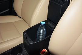 中央扶手箱空间