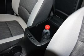 中央扶手箱空间