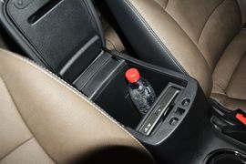 中央扶手箱空间