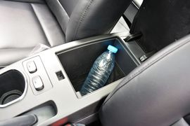 中央扶手箱空间