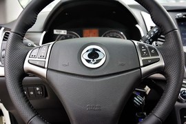 2015款双龙柯兰多2.0L四驱自动致尊版