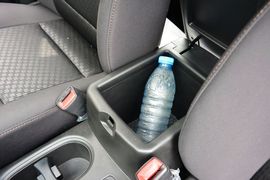 中央扶手箱空间