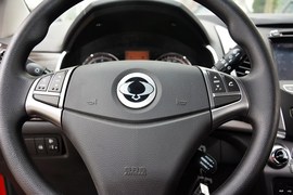 2015款双龙柯兰多2.0L两驱手动致真版