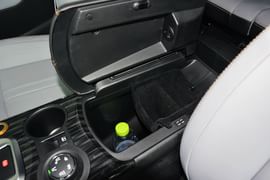 中央扶手箱空间