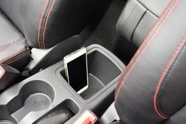 中央扶手箱空间