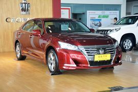 2015款丰田皇冠2.5L时尚版