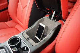 中央扶手箱空间