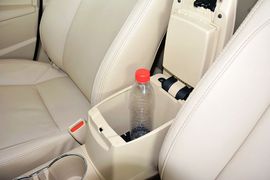 中央扶手箱空间