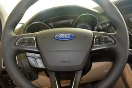 2015款福特福克斯三厢1.5L GTDi自动旗舰型