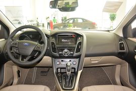 2015款福特福克斯三厢1.5L GTDi自动旗舰型