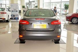 2015款福特福克斯三厢1.5L GTDi自动旗舰型