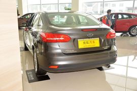 2015款福特福克斯三厢1.5L GTDi自动旗舰型