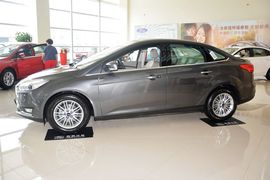 2015款福特福克斯三厢1.5L GTDi自动旗舰型