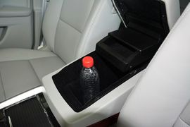 中央扶手箱空间