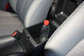 中央扶手箱空间