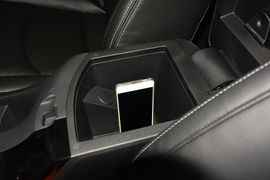 中央扶手箱空间