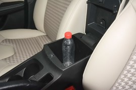 中央扶手箱空间