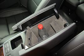 中央扶手箱空间