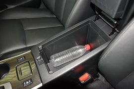 中央扶手箱空间