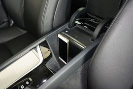 中央扶手箱空间