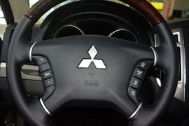 2016款三菱帕杰罗3.0L自动尊贵版 国IV