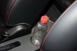 中央扶手箱空间