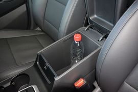 中央扶手箱空间