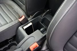 中央扶手箱空间