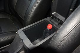 中央扶手箱空间